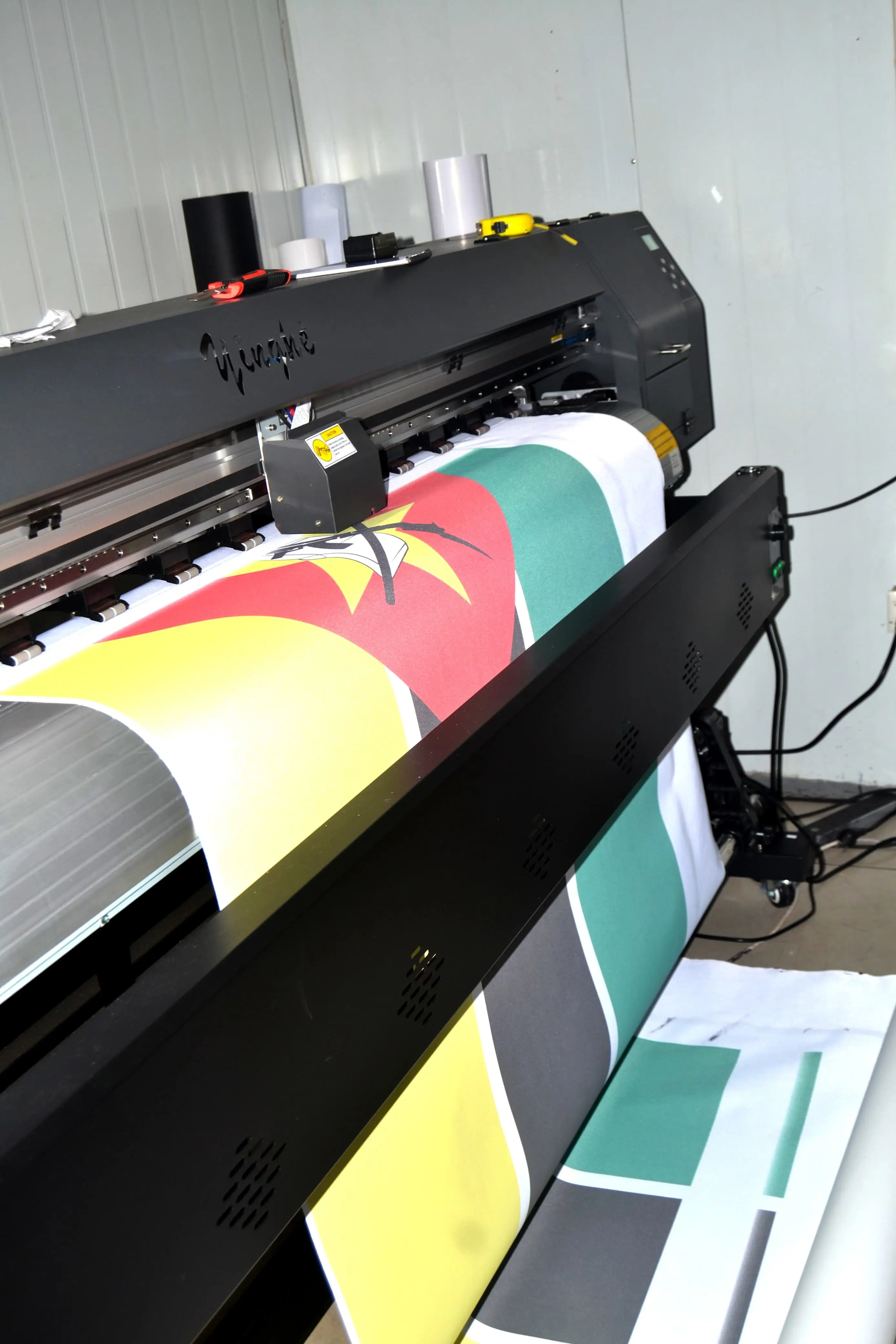 Camisola às cores de Moçambique a ser personalizada por sublimação